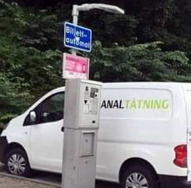 Analtätning står på det skylten på bilen. Kanske är det något som inte syns i bild, kanske är det den tjänsten de säljer. 