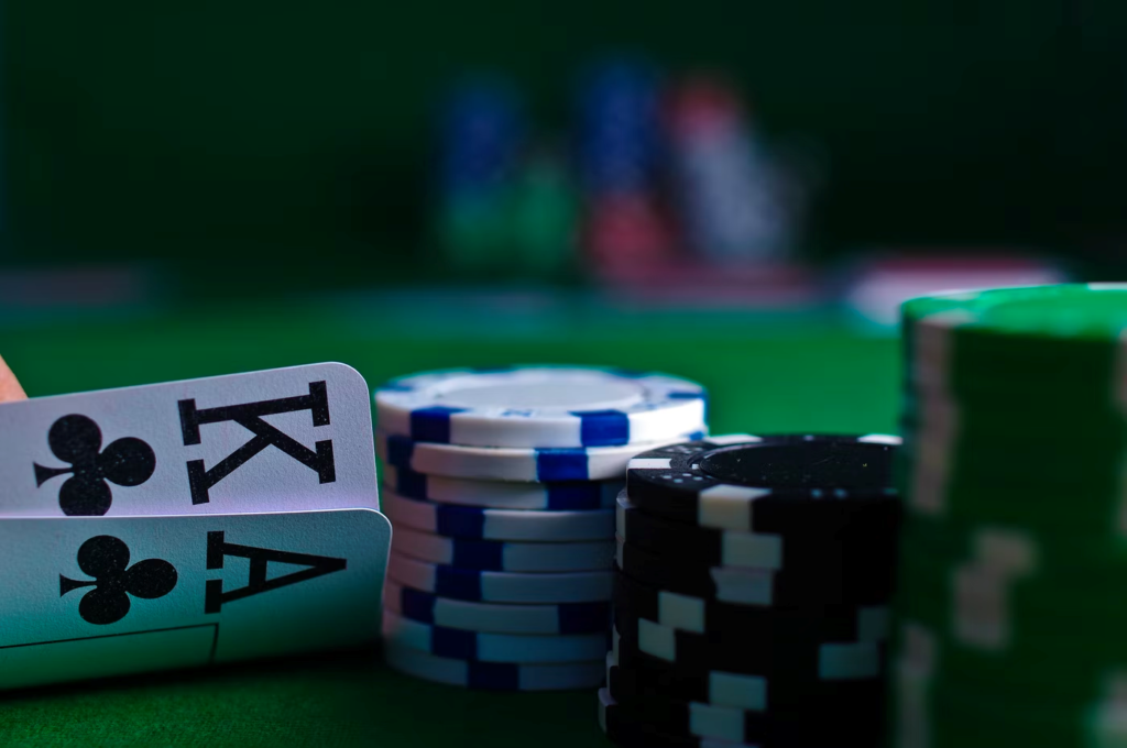 Kasinosajter ger spelentusiaster möjligheten att spela sina favoritspel som roulette, spelautomater, poker och mycket mer, när de vill och var de än befinner sig. Dessutom är dessa kasinospel tillgängliga på olika enheter, inklusive bärbara datorer, surfplattor och smartphones.